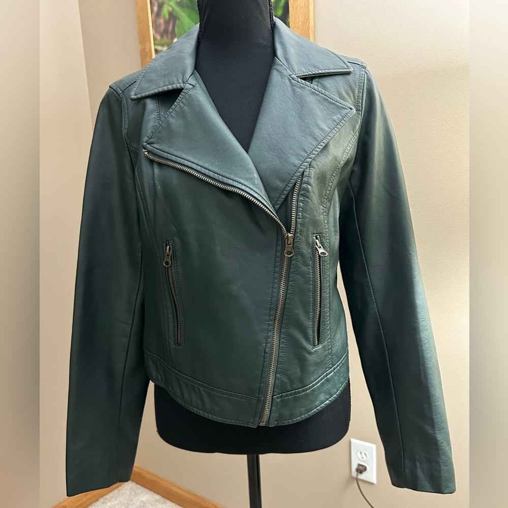 Ruff Hewn Women's Motorcycle Olive Green Faux Leather Jacket
Size Medium